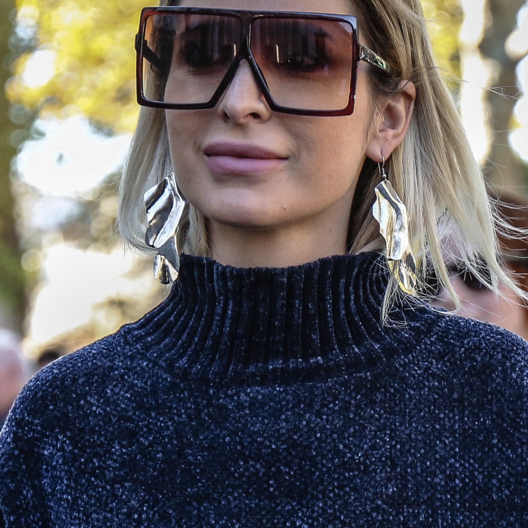 Simple, Chic and Versatile: the timeless Navy Blue Sweater Style inspiration.