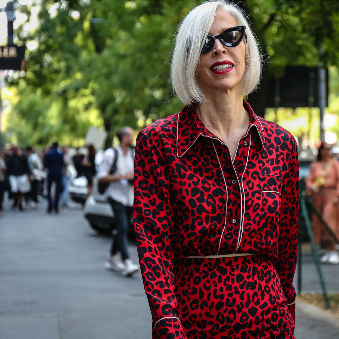 Linda Fargo, the best example of women over 50, showing her gorgeous white hair in the streets of Milan fashion week