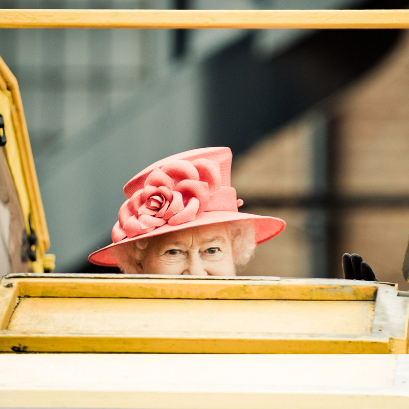 Queen Elisabeth climbing a stair during an opening in london