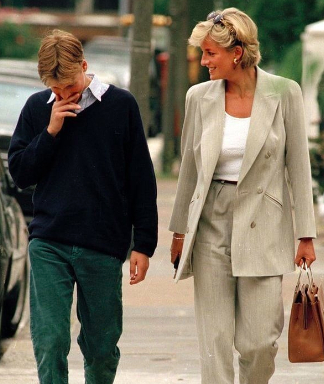  Princess Diana 90s looks, a beige suit with an oversized jacket.