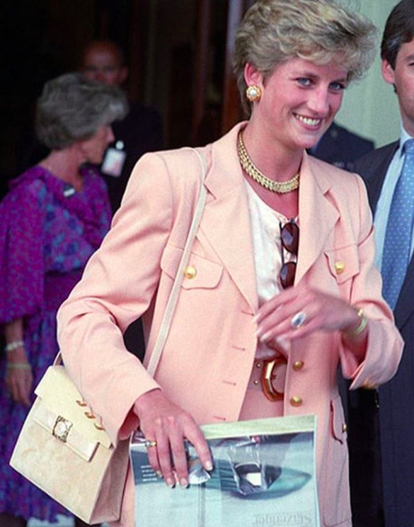 Skirt suit and chain necklace for Dianas 90s look in Wimbledon.