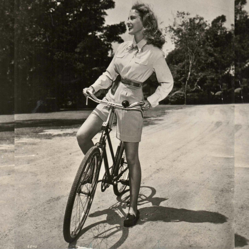 From Audrey Hepburn to Karlie Kloss: Best looks to ride a bike With style.