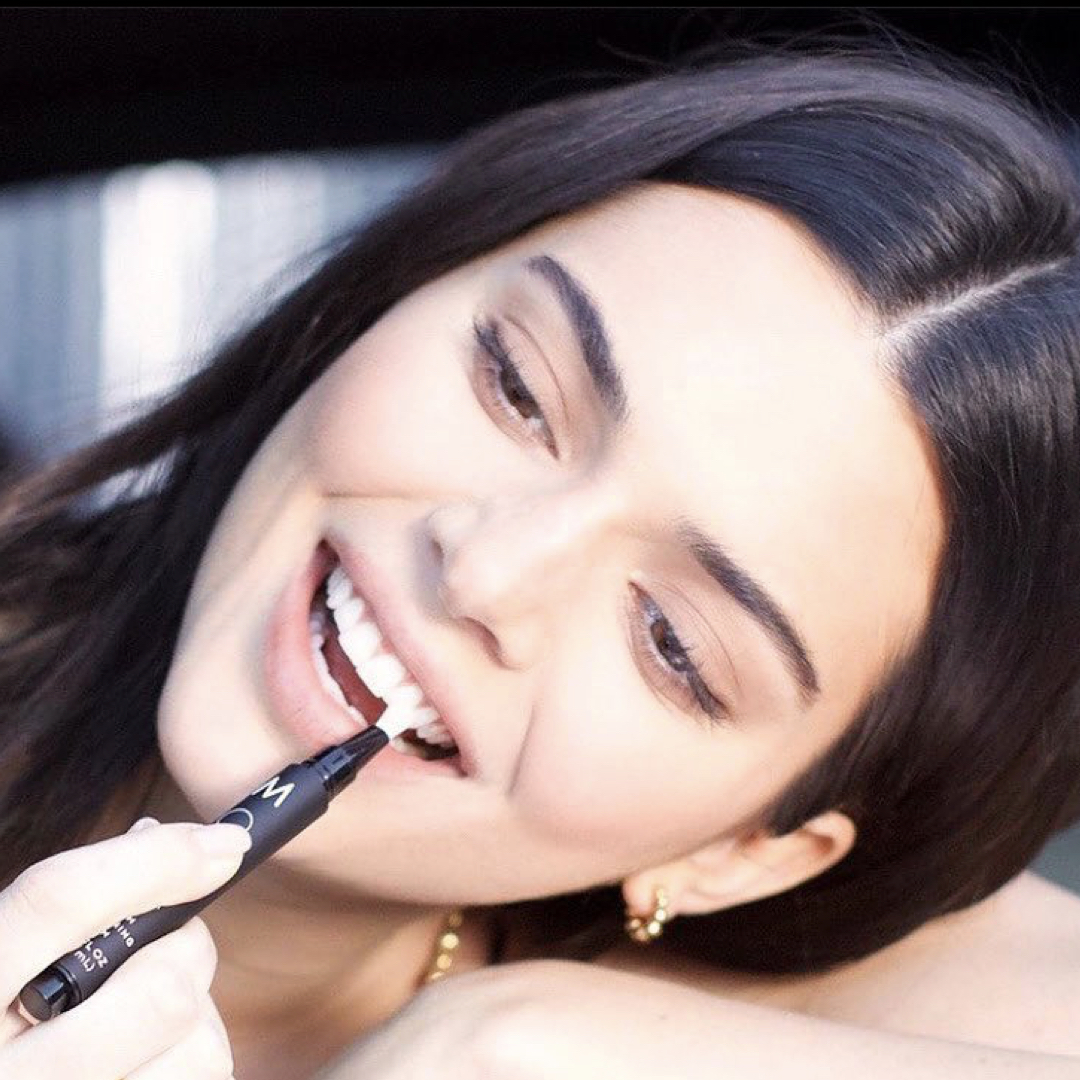 Kendall Jenner and her pen to make your teeth white and you look younger