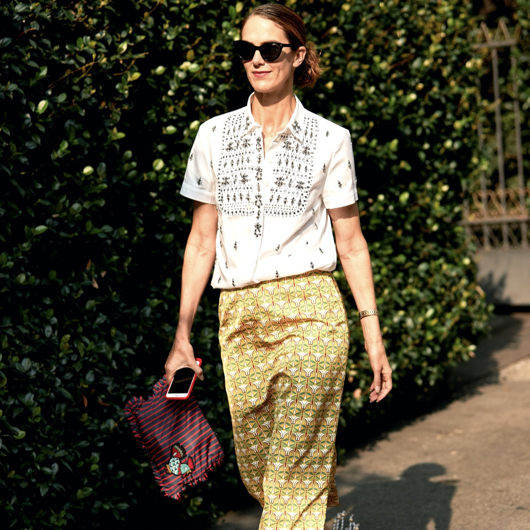 Woman wearing a summer look and the best S/S 21 flats for walking meditation.