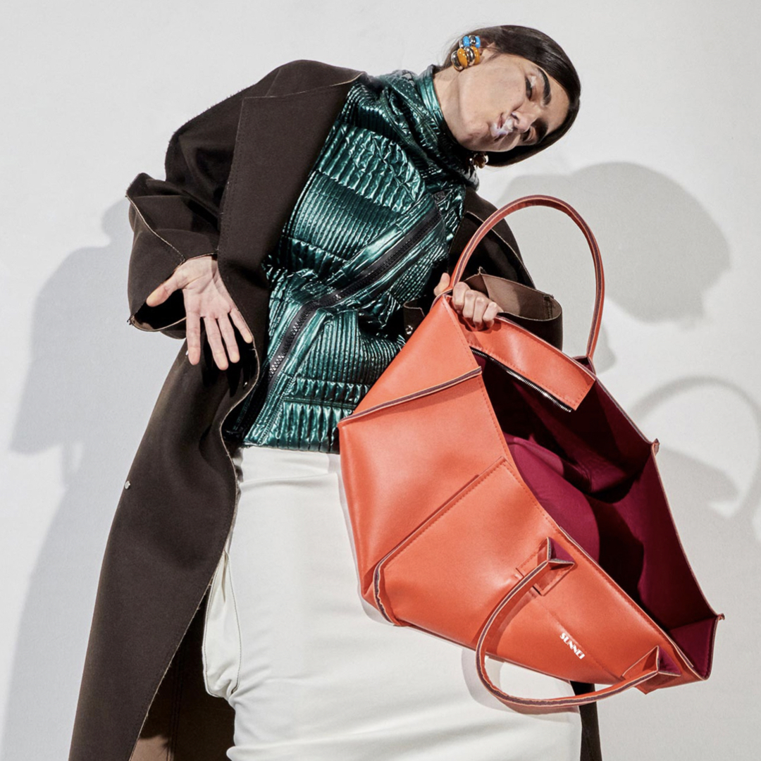 model with a big bag from Sunnei AW 21-22 collection