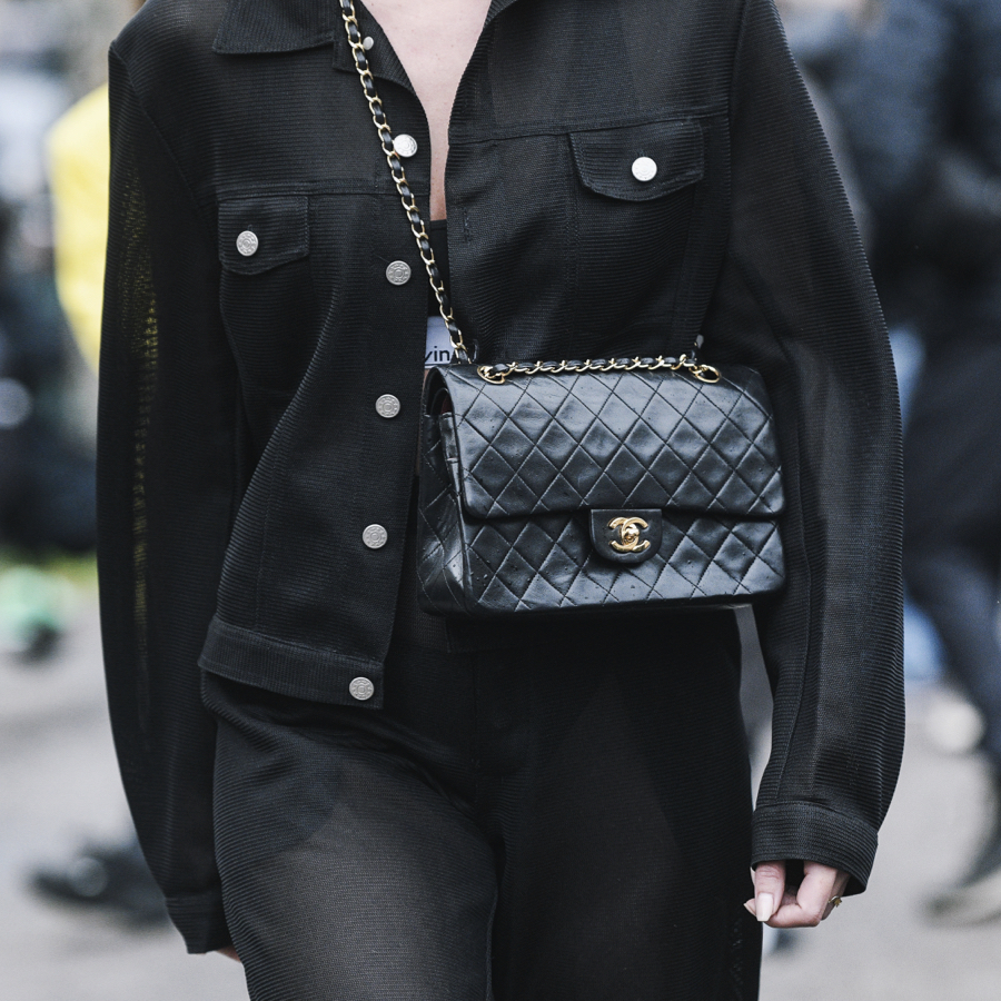Parisian wearing the Chanel bag trend.