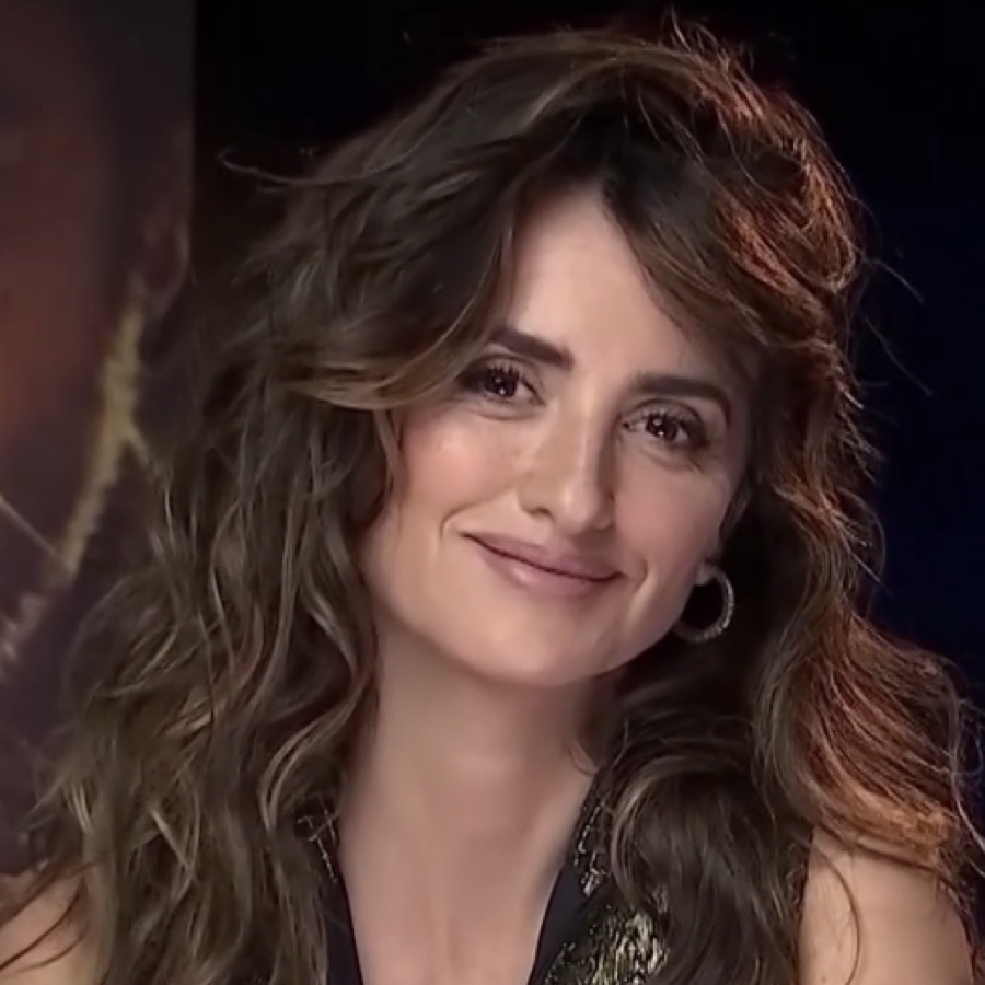 Penelope Cruz wearing natural makeup, one of the Spanish girls' beauty tricks for a glowing skin.
