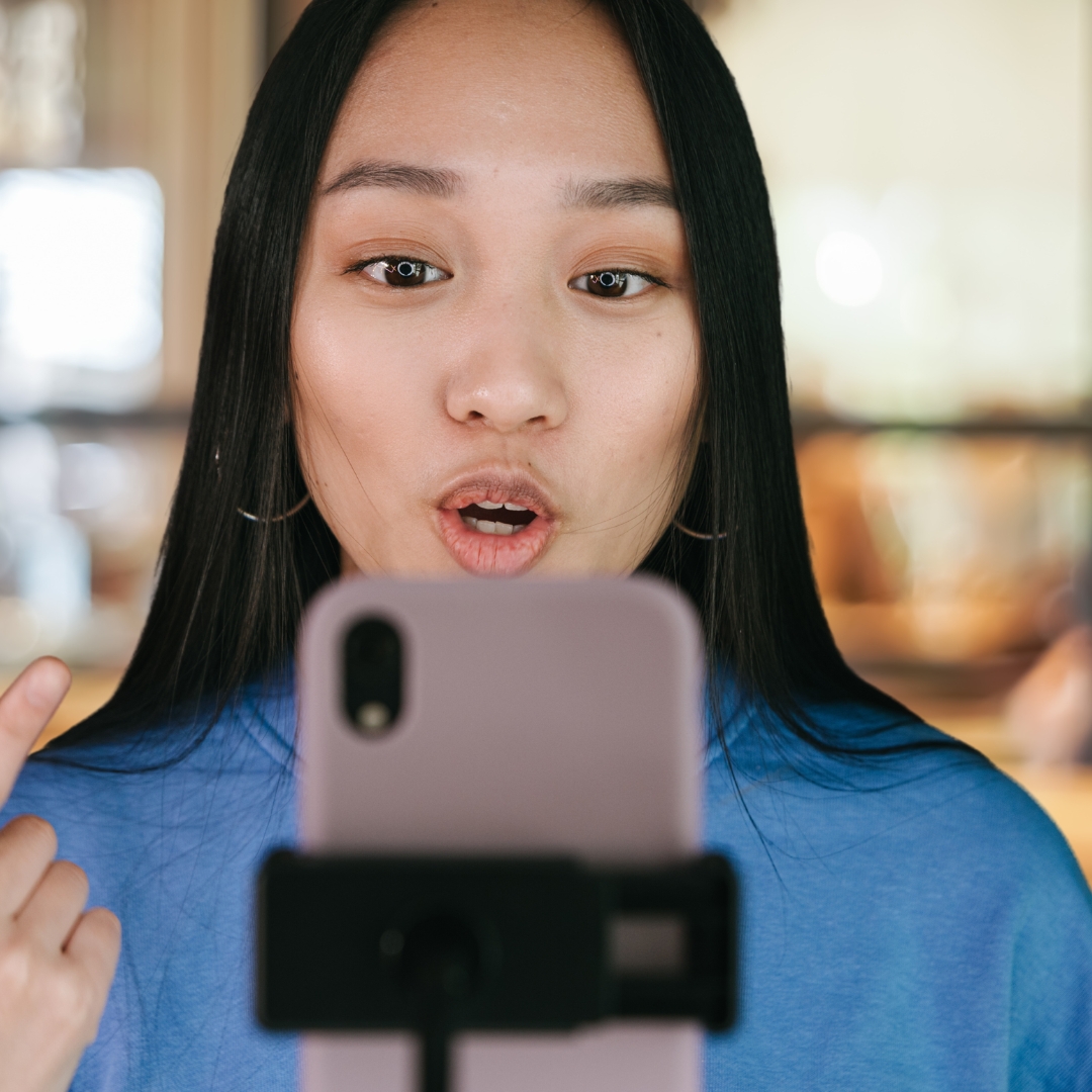 influencer talking to a iPhone camera doing a deinfluencer content