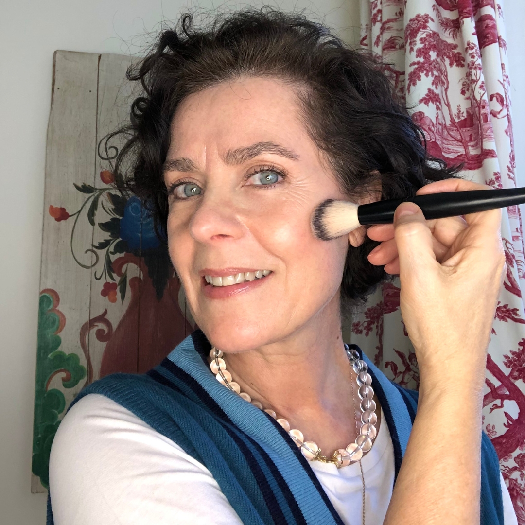 selma von schönburg, 61, showing how to apply blush to get a natural look makeup